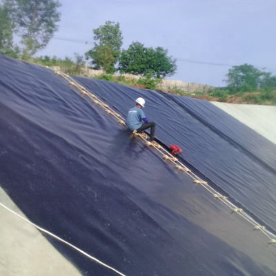 Ширина 1 - 8 м Толщина 0,3 - 3,0 мм Геомембранная облицовка из HDPE для усиленной облицовки пруда