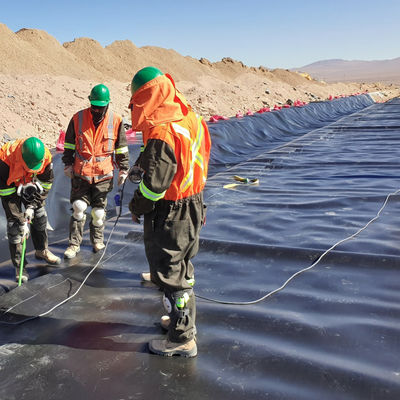 Двойная гладкая поверхность HDPE геомембраны цены в Кении для установки пруда плотины линейки