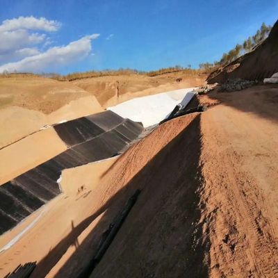 Геомембрана из HDPE ширина 1-8 м водонепроницаемая плотина пруда плотность линейки 0,940 г/см3