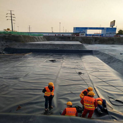 Водонепроницаемая гладкая геомембрана из HDPE для линейки для рыбных прудов в стиле промышленного дизайна