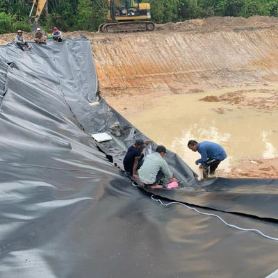 Геомембрана из HDPE двойной текстуры шириной 1-8 м для рыбных прудов и свалок толщина 1 мм